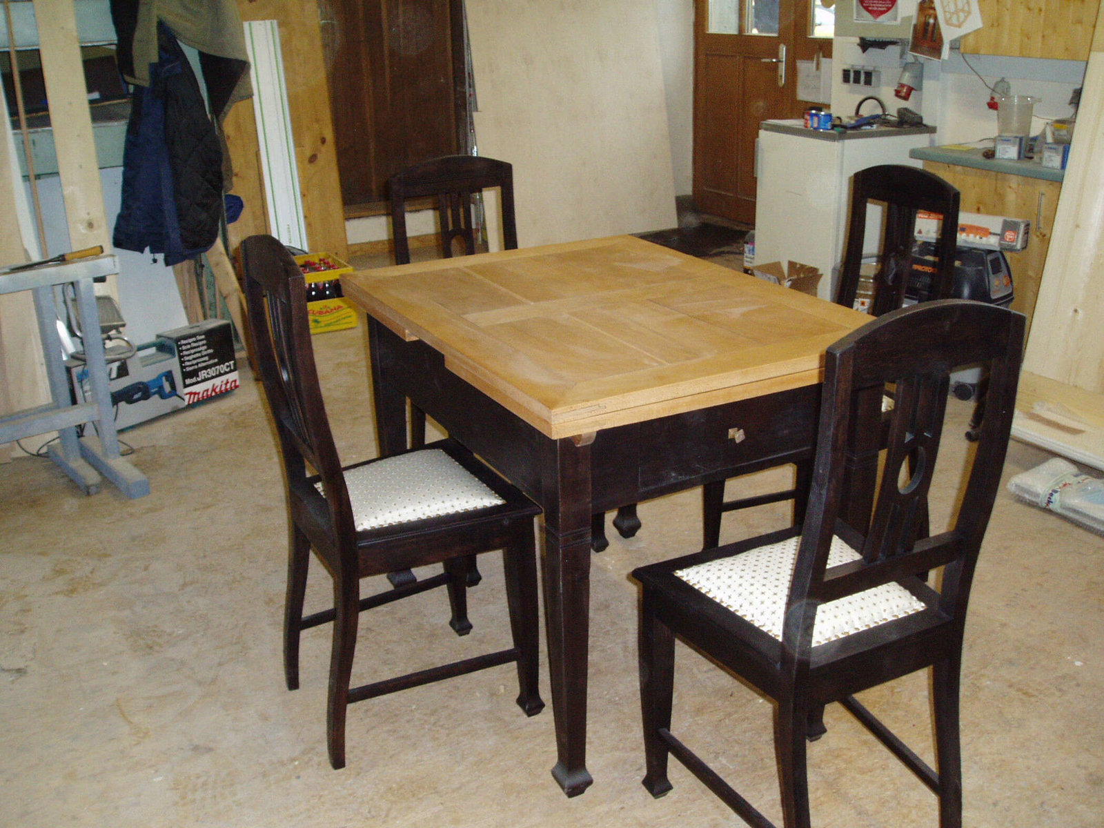 Tisch und Stühle der Möbelwerkstatt und Schreinerei Eisner 